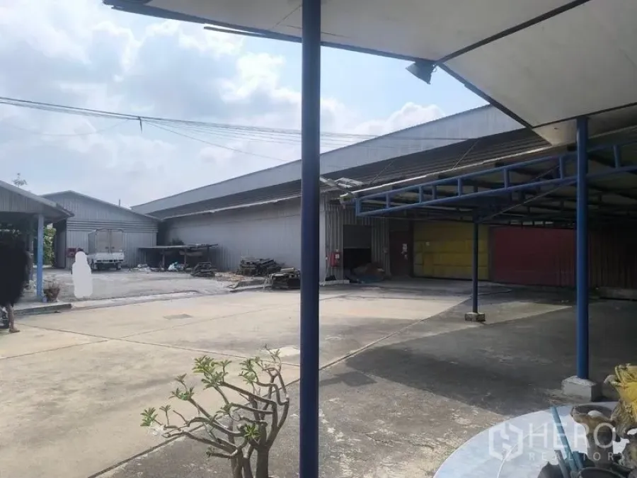 Warehouse for rent in Lat Lum Kaeo, Pathum Thani - Truck-friendly yard with multiple warehouse bays and paved circulation space.