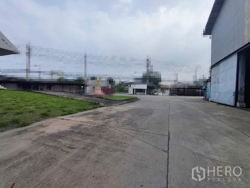 货栈 出租在Samut Sakhon - 仓库区宽阔的混凝土装卸场与车道，位于Om Noi。