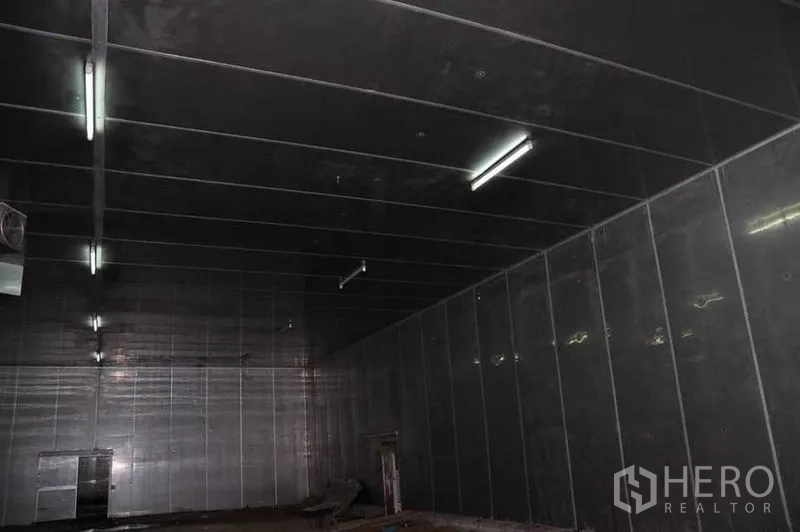 คลังสินค้า ให้เช่าในPathum Thani - ภายในโกดังผนังฉนวน เพดานสูง ไฟฟลูออเรสเซนต์ เหมาะเป็นห้องเย็นในปทุมธานี