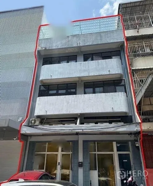 店屋 出租在Yan Nawa, Bangkok - 四层商铺外立面，带阳台与街边玻璃门，位于Yan Nawa。