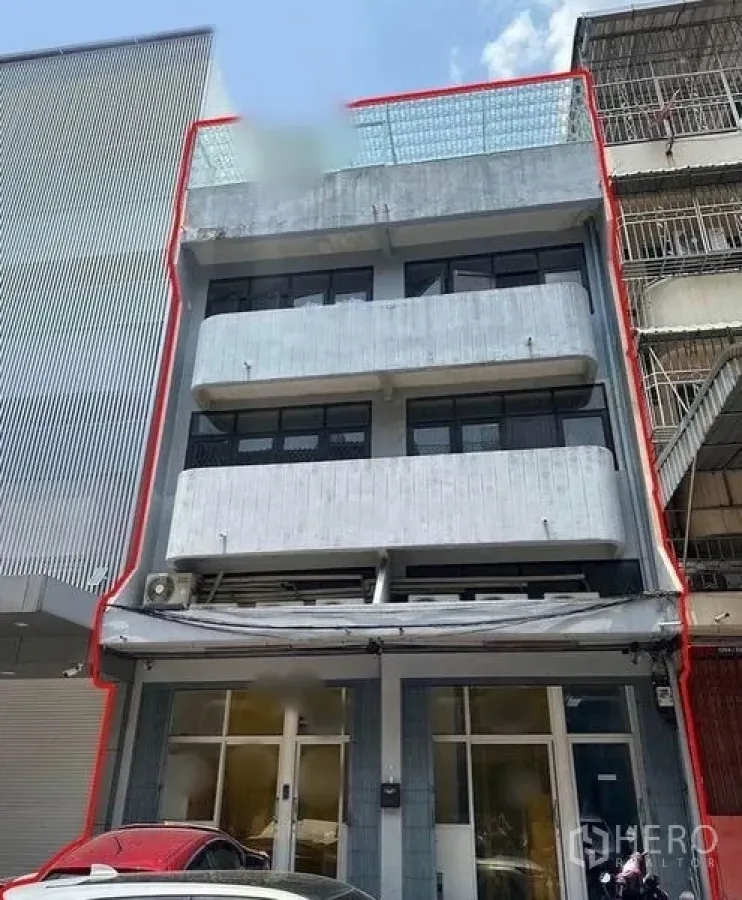 อาคารพาณิชย์ ให้เช่าในYan Nawa, Bangkok - ด้านหน้าตึกแถว 4 ชั้นพร้อมระเบียงและประตูกระจก ชั้นล่าง ย่านยานนาวา