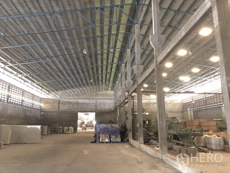 工厂 出租在Bang Bua Thong, Nonthaburi - 宽敞生产车间，高钢桁架屋顶、天窗与混凝土地面