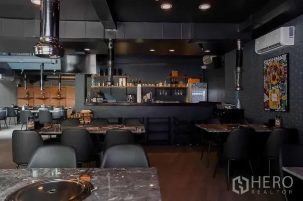 独立式住宅 出租在Watthana, Bangkok - 开放式餐饮区，吧台柜台、大理石桌面、吊顶管道与嵌灯。