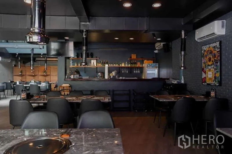 独立式住宅 出租在Watthana, Bangkok - 开放式餐饮区，吧台柜台、大理石桌面、吊顶管道与嵌灯。