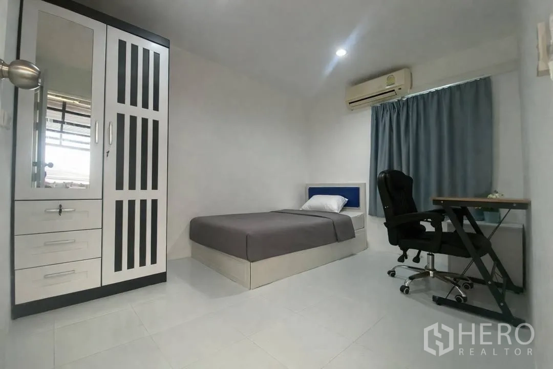 บ้านเดี่ยว for rent in Suan Luang, Bangkok - ห้องนอนเตียงเดี่ยว ตู้เสื้อผ้า โต๊ะทำงาน และแอร์