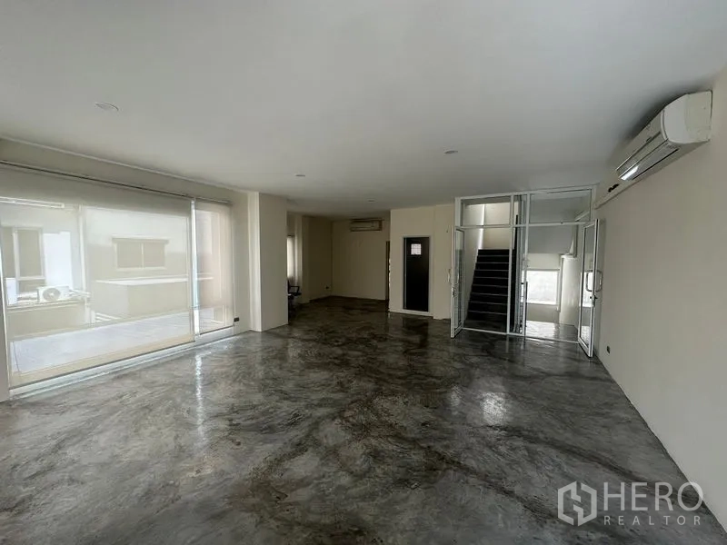 สำนักงานที่บ้าน ให้เช่าในWang Thonglang, Bangkok - ชั้นสำนักงานแบบเปิด พื้นปูนขัดมัน หน้าต่างบานใหญ่ และโถงบันไดกระจก