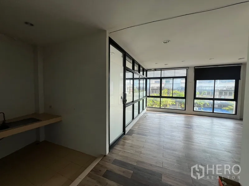 带办公室的家 出租在Phra Khanong, Bangkok - 走廊一侧为小厨房，对面是玻璃会议室与城市景观。