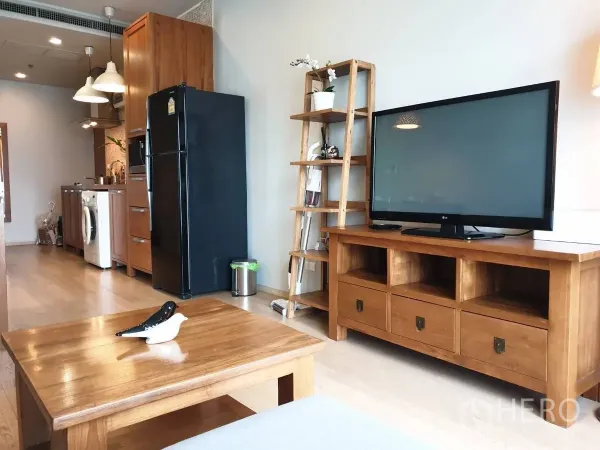 คอนโด ให้เช่าหรือขายในBangkok - ชั้นวางทีวีพร้อมจอแบน ถัดจากครัวแบบแกลลีย์มีตู้สูงและตู้เย็น