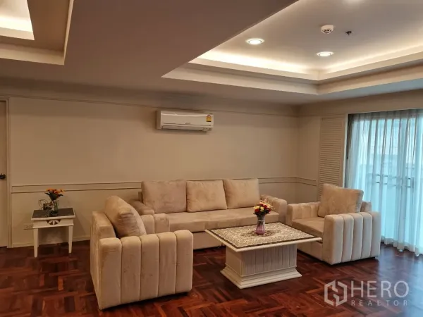 อพาร์ทเมนท์ ให้เช่าในWatthana, Bangkok - ห้องนั่งเล่นสว่าง ชุดโซฟา โต๊ะกลาง เครื่องปรับอากาศ และประตูกระจกบานเลื่อนออกระเบียง