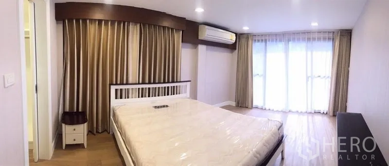 联排别墅 出租在Khlong Toei, Bangkok - 次卧配弧形窗帘、空调并可通往阳台。