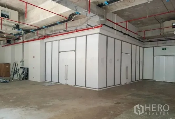 零售空间 出租在Watthana, Bangkok - 零售区设独立分隔房与双开门，顶部外露风管与喷淋系统