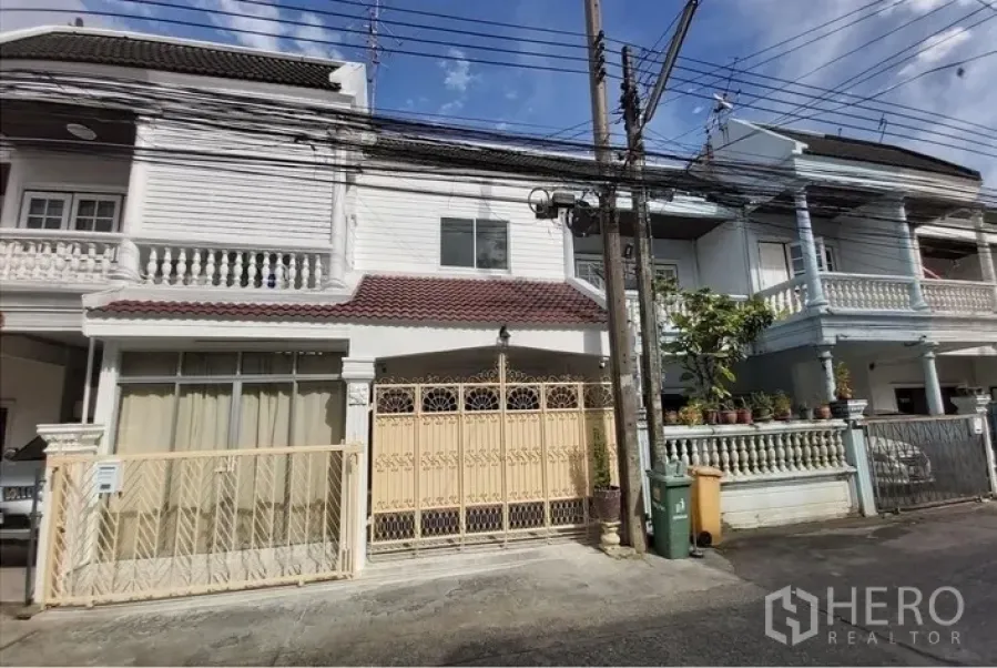 ทาวน์เฮาส์ ขาย - ด้านหน้าทาวน์เฮาส์ 2 ชั้น พร้อมรั้วเหล็กและที่จอดรถในบ้าน บางจาก