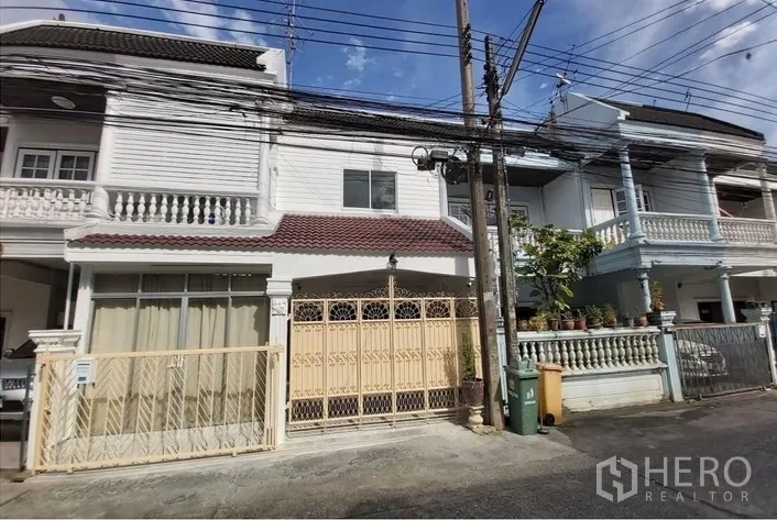 ทาวน์เฮาส์ ขาย - ด้านหน้าทาวน์เฮาส์ 2 ชั้น พร้อมรั้วเหล็กและที่จอดรถในบ้าน บางจาก