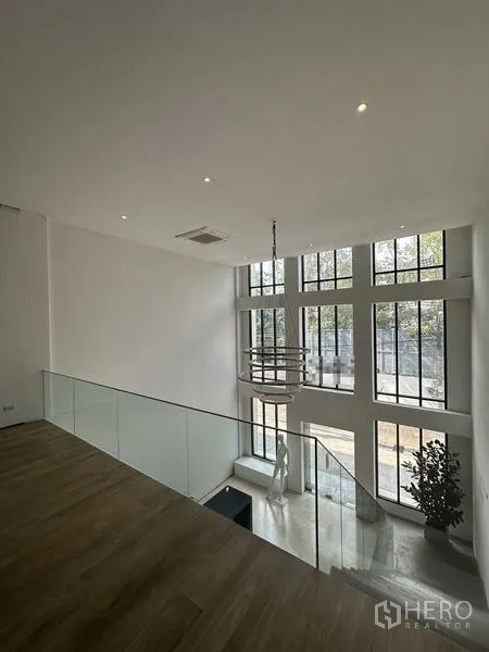 สำนักงานที่บ้าน ให้เช่าในPhra Khanong, Bangkok - ชั้นลอยพร้อมราวกระจก มองเห็นหน้าต่างสูงจรดเพดานและโคมระย้า