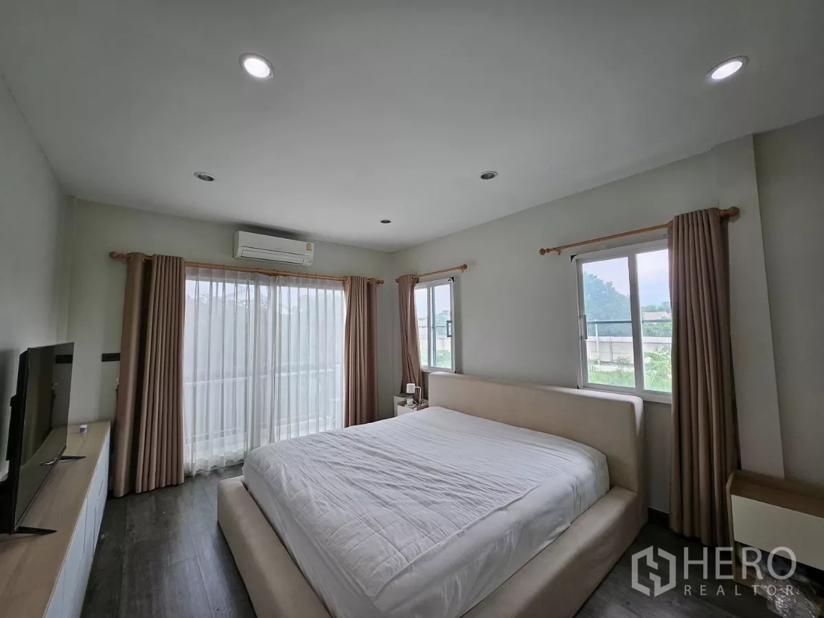 独立式住宅 出租在Khlong Toei, Bangkok - 主卧配特大床，阳台推拉门、双侧窗与空调。