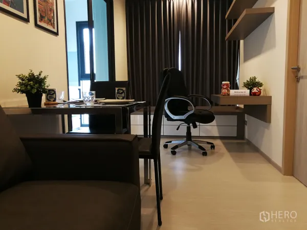 公寓 出租在Khlong Toei, Bangkok - 工作角，悬空书桌与置物架，遮光窗帘，毗邻餐区。