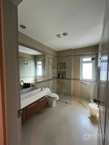 บ้าน ให้เช่าหรือขายในSaphan Sung, Bangkok - ห้องน้ำสว่าง โปร่ง ห้องอาบน้ำกระจก อ่างล้างหน้าและหน้าต่าง