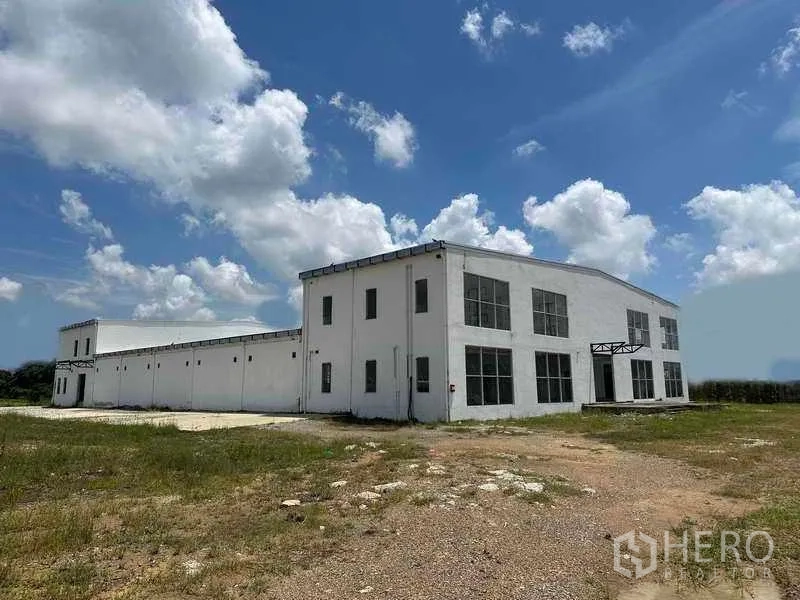 คลังสินค้า ให้เช่าในSai Noi, Nonthaburi - ด้านหน้าอาคารโกดังสีขาวทันสมัย มีช่องหน้าต่างขนาดใหญ่และพื้นที่ลานโล่ง