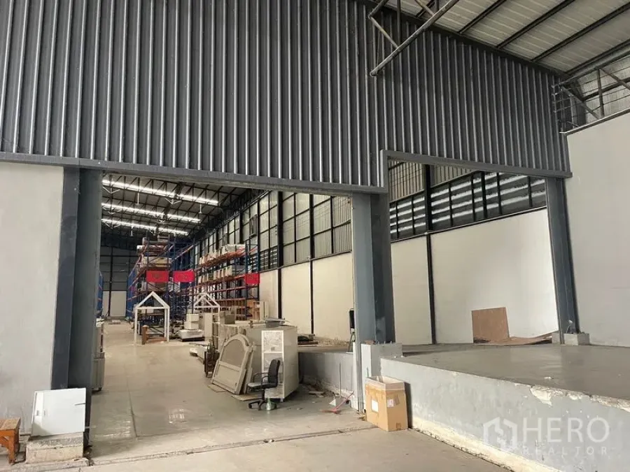 คลังสินค้า ให้เช่าในLat Krabang, Bangkok - ทางเข้าลานโหลดสู่โกดังโครงเหล็กเพดานสูง พร้อมชั้นวางสินค้าในลาดกระบัง.