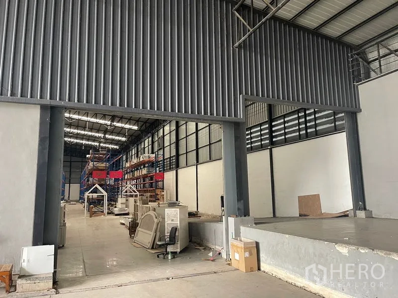 คลังสินค้า ให้เช่าในLat Krabang, Bangkok - ทางเข้าลานโหลดสู่โกดังโครงเหล็กเพดานสูง พร้อมชั้นวางสินค้าในลาดกระบัง.