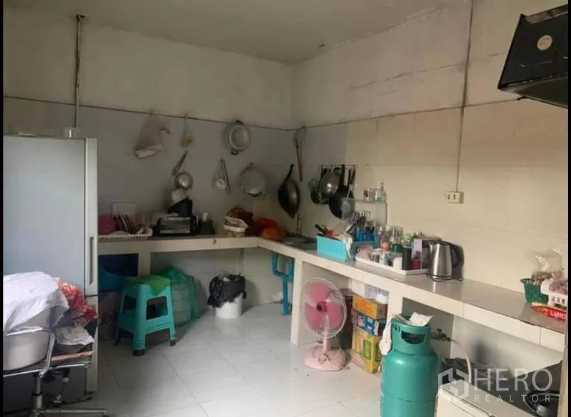 คลังสินค้า ให้เช่าในSai Noi, Nonthaburi - ห้องครัวพนักงาน เคาน์เตอร์ปูกระเบื้อง ตู้เย็น ถังแก๊ส และอุปกรณ์ทำครัว