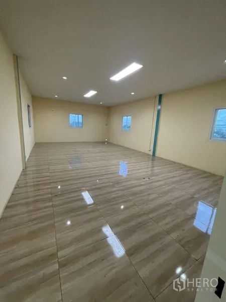 Warehouse for rent in Lat Lum Kaeo, Pathum Thani - Bright office room with glossy tiled floors, cream walls and ceiling lights inside the warehouse complex.