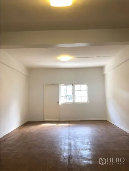 อาคารพาณิชย์ ให้เช่าในWatthana, Bangkok - ห้องชั้นบนสว่างพื้นลายไม้พร้อมหน้าต่าง