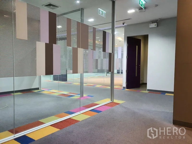 Office Space for rent in Watthana, Bangkok - Hallway lined with full-height glass walls featuring striped frosting.