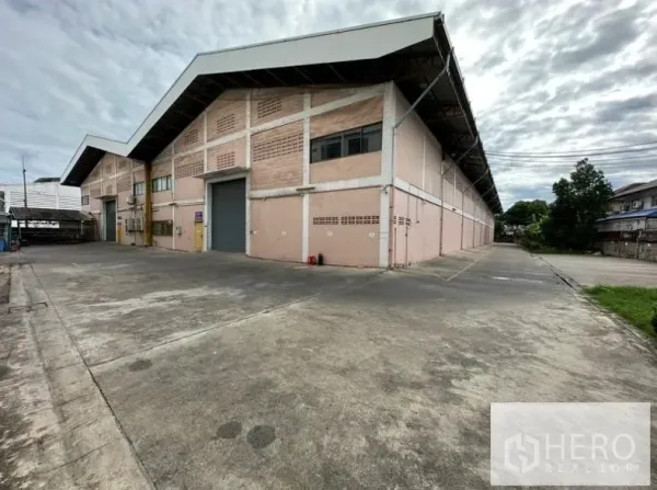 货栈 出租在Sam Phran, Nakhon Pathom - 仓库外角度，宽阔混凝土场地，卡车进出便捷。