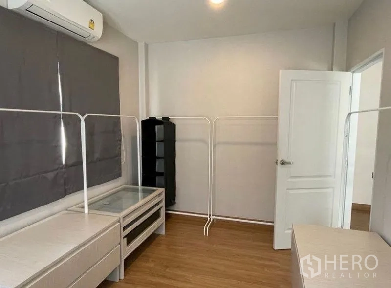Detached House for rent - Spare room or walk-in closet with dressers, garment racks, wood floor, and air conditioning.