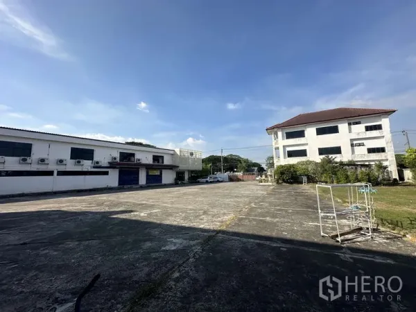 货栈 出租在Khlong Sam Wa, Bangkok - 大型停车与回转空间，旁有仓库与办公楼。