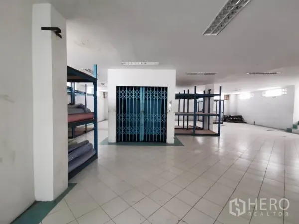 สำนักงาน ให้เช่าในKhlong San, Bangkok - ลิฟต์ขนของประตูเหล็กพับ อยู่กึ่งกลางพื้นที่พื้นกระเบื้องกว้าง