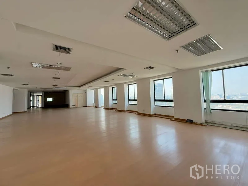 สำนักงาน ให้เช่าในChatuchak, Bangkok - พื้นสำนักงานกว้าง หน้าต่างบานใหญ่รับแสงธรรมชาติ มองเห็นวิวเมืองไกล