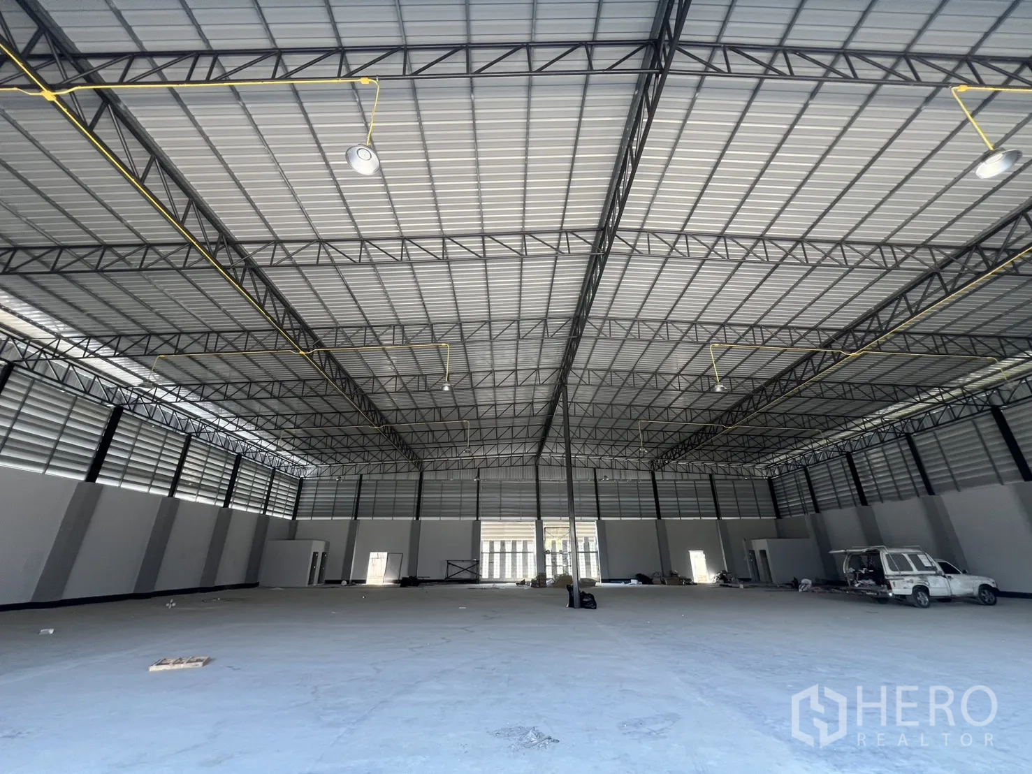 货栈 出租在Bueng Kum, Bangkok - 无柱大跨仓库大厅，侧墙通风百叶与均匀照明，层高充裕。