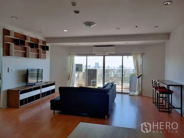 คอนโด ให้เช่าในKhlong Toei, Bangkok - พื้นที่นั่งเล่นกว้างเปิดออกสู่ระเบียงกระจก วิวสกายไลน์ พร้อมโต๊ะบาร์