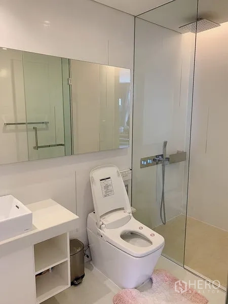 公寓 出售 - 白色极简浴室，雨淋淋浴与智能马桶。