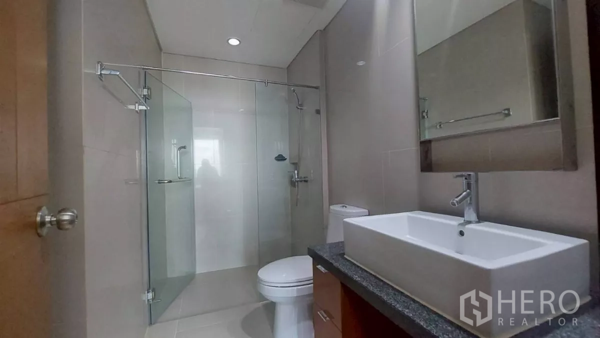 คอนโด ให้เช่าในKhlong San, Bangkok - อีกมุมของห้องน้ำที่มีห้องอาบน้ำกระจกและอ่างล้างหน้าสีขาว