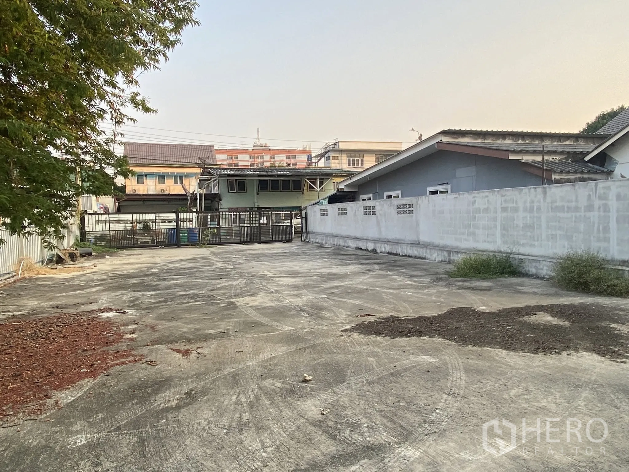 Warehouse for rent in Bang Na, Bangkok - Walled compound with a large concrete yard, suitable for parking and maneuvering.