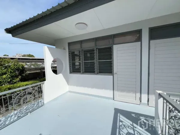 บ้าน ให้เช่าในBang Na, Bangkok - ระเบียงชั้นบน พร้อมราวตกแต่งและประตูสีขาวข้างหน้าต่างบานเกล็ด