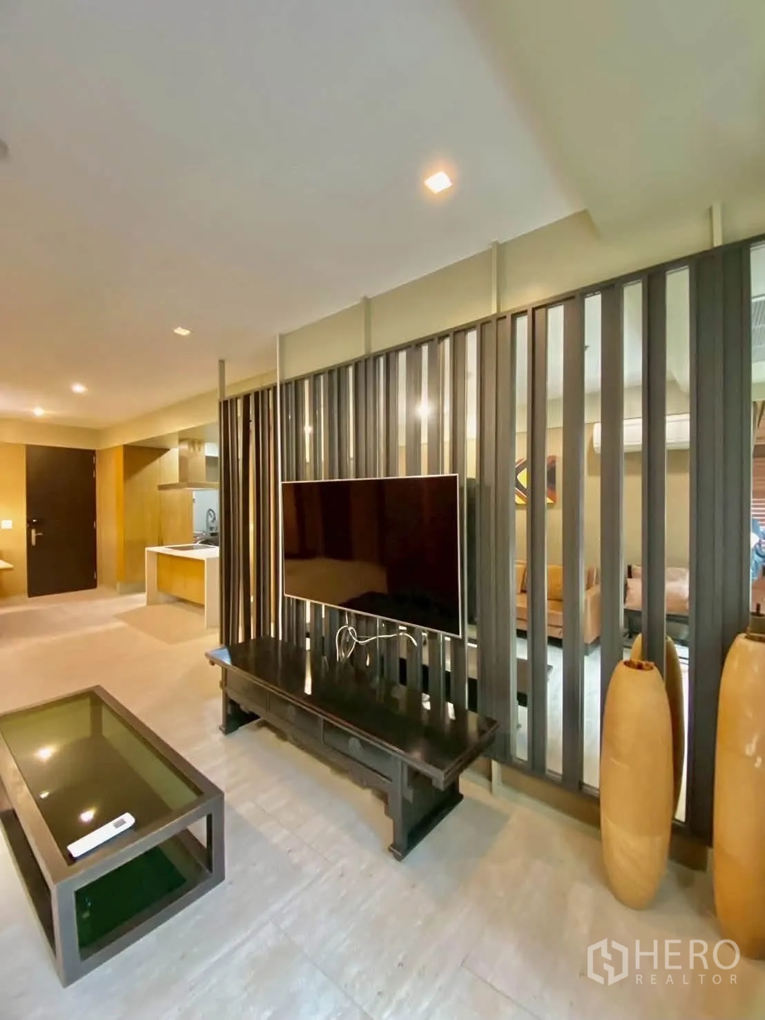 公寓 for rent in Khlong Toei, Bangkok - 电视背景墙配竖向隔断、电视柜与玻璃茶几。