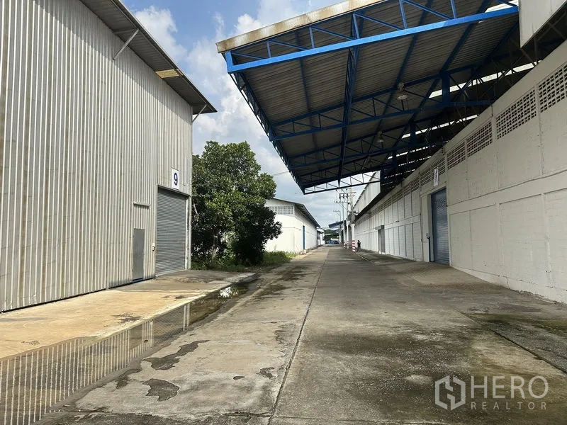工厂 出租在Nonthaburi - 仓库之间的混凝土车道，配卷闸门与屋檐