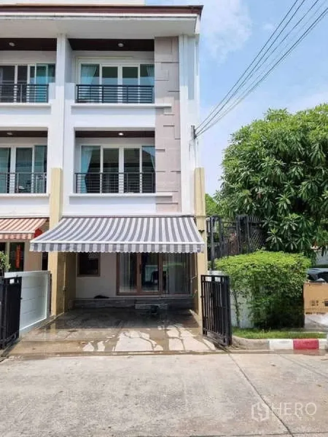 ทาวน์เฮาส์ ให้เช่าในWang Thonglang, Bangkok - ทาวน์เฮ้าส์ 3 ชั้นหลังมุม ภายนอกมีกันสาดลายทางและโรงจอดรถรั้วรอบ