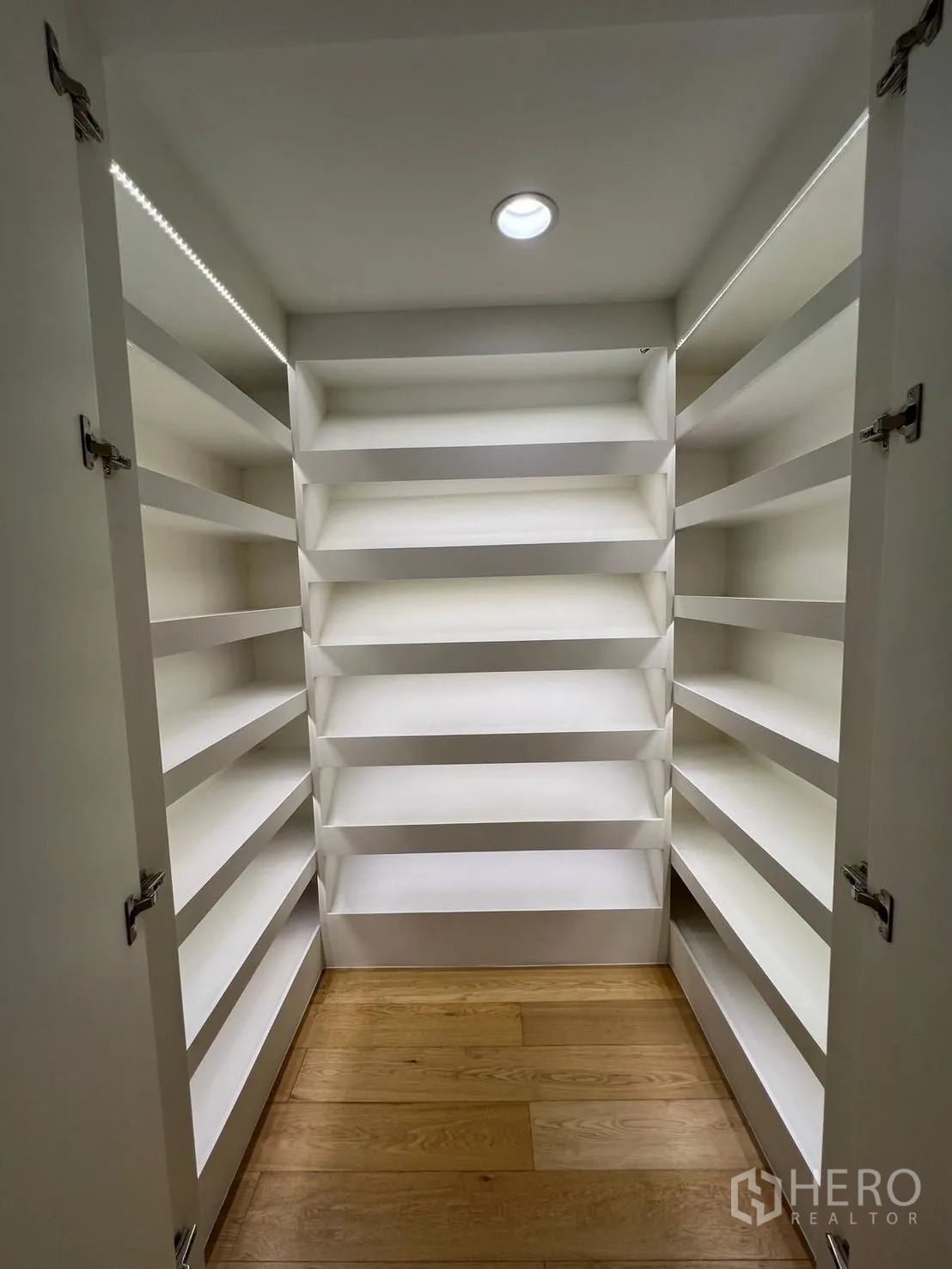 คอนโด ให้เช่าหรือขายในSathon, Bangkok - ห้องเก็บของแบบวอล์กอิน พร้อมชั้นบิวท์อินสีขาวและพื้นไม้