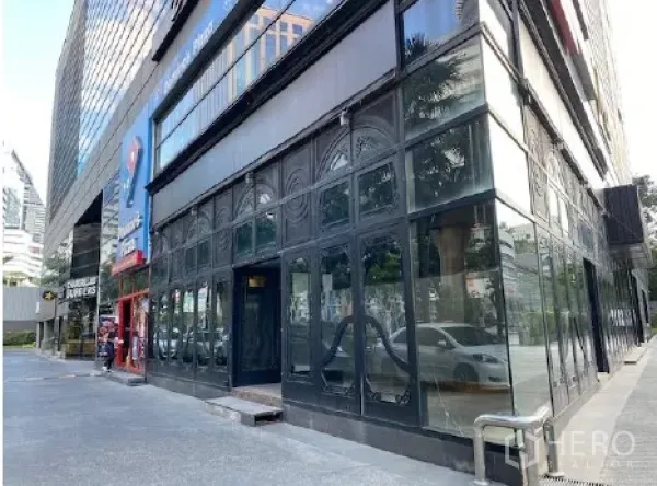 零售空间 出租在Khlong Toei, Bangkok - 曼谷市中心转角零售店面，整面落地玻璃与宽人行道。