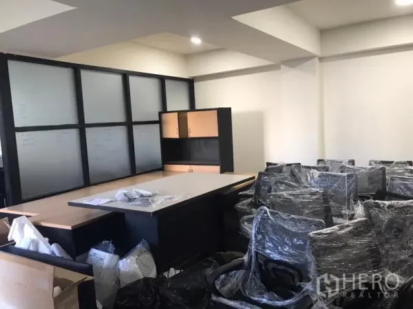 สำนักงาน ให้เช่าในKhlong Toei, Bangkok - พื้นที่สำนักงานแบบเปิด ผนังกระจกฝ้า ตู้เก็บของ และเก้าอี้ใหม่วางซ้อน