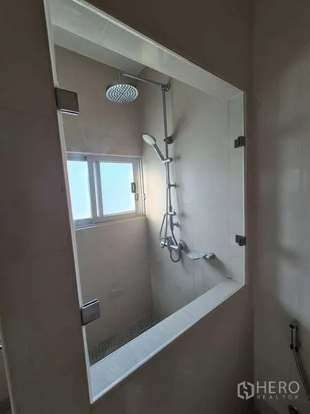 独立式住宅 出租在Bang Kruai, Nonthaburi - 近景：带顶喷与手持花洒的淋浴区。