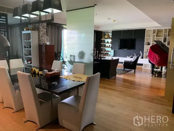 คอนโด ขายในKhlong Toei, Bangkok - โต๊ะรับประทานอาหาร 8 ที่นั่งพร้อมโคมไฟแขวน เชื่อมต่อโซนนั่งเล่นแบบเปิดโล่ง