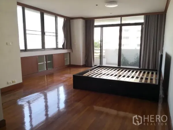 公寓 出租在Khlong Toei, Bangkok - 宽敞主卧，亮泽木地板，内置柜，落地门直通阳台