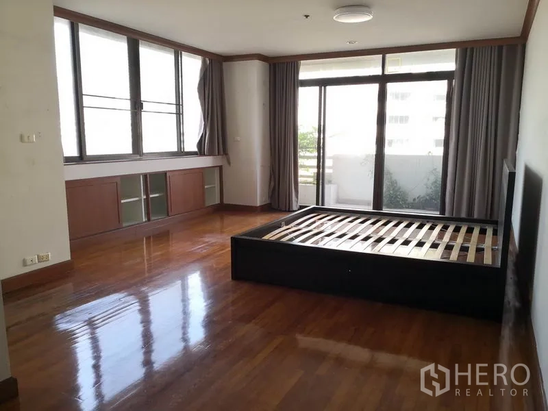 公寓 出租在Khlong Toei, Bangkok - 宽敞主卧，亮泽木地板，内置柜，落地门直通阳台
