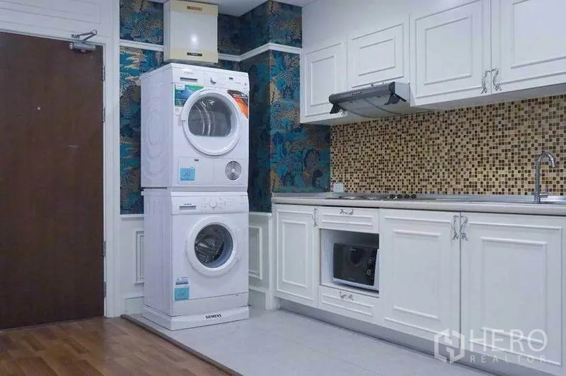 คอนโด ให้เช่าในWatthana, Bangkok - ครัวบิวท์อินสีขาว มีเครื่องซักผ้าอบผ้าแบบตั้งซ้อนและผนังโมเสก